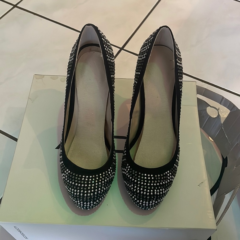 Also sequined high heels